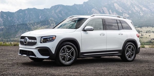 Mercedes-Benz GLB250 изглеждаше като интересно допълнение към платформата за компактни автомобили на компанията. Заедно със стандартните характеристики на G-Class, моделът беше просторен и здрав за малък SUV, предлагайки на потенциалните купувачи както практичност, така и достъпна цена. Но това впечатление не издържа.

Основното оплакване е неговата структура. Задният спойлер е отличен пример - собствениците съобщават, че се разхлабва и дори се отделя напълно. Друг купувач съобщи, че само седмица след покупката шибедахът започнал да се тресе и трака.
Въпреки че това може да не са големи проблеми за някои, електрическата система вече е сериозна червена лампа. Например, таблото или други дисплеи внезапно изчезват. Още по-притеснително е повредата на системата за спешни повиквания, която причинява забавяне на реакцията. В някои случаи изпраща грешно местоположение на отговорните лица, което представлява висок риск за пътниците в случай на катастрофа или инцидент.

Проблеми като проникване на вода в предното колело и празен дисплей в камерата за преглед също бяха причини за изтегляне. Заслужава обаче да се отбележи, че на редица собственици е отказано такова.